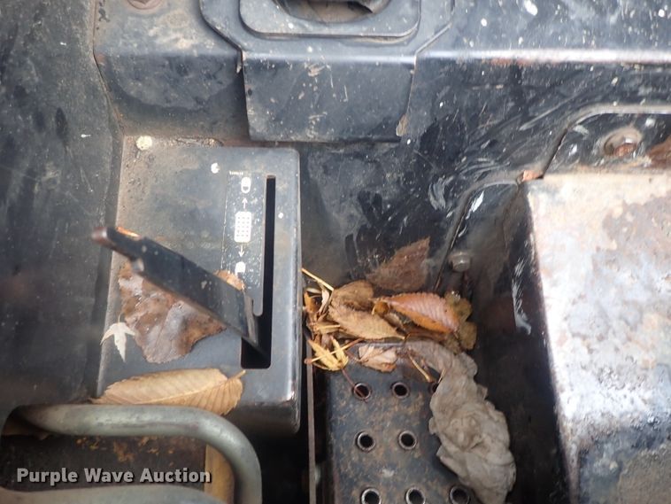 image for item DI7308 1999 John Deere 240  skid steer loader