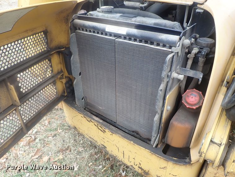 image for item DI7308 1999 John Deere 240  skid steer loader