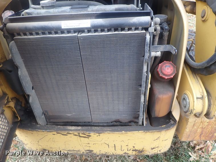 image for item DI7308 1999 John Deere 240  skid steer loader