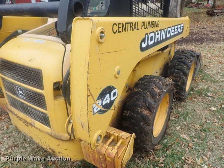 image for item DI7308 1999 John Deere 240  skid steer loader