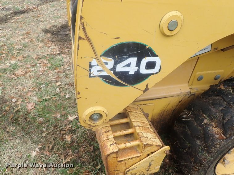 image for item DI7308 1999 John Deere 240  skid steer loader