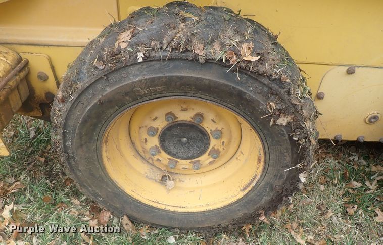 image for item DI7308 1999 John Deere 240  skid steer loader