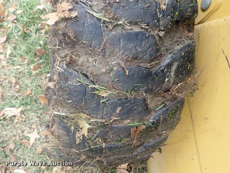 image for item DI7308 1999 John Deere 240  skid steer loader