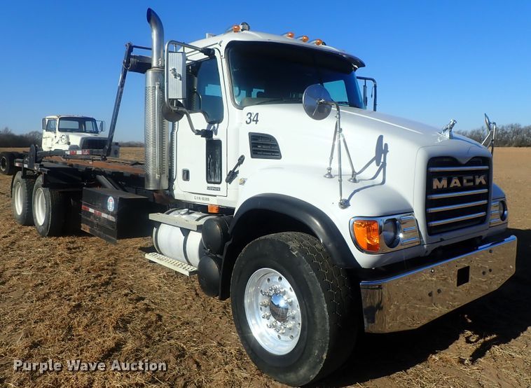 image for item DI7354 2003 Mack CV713  roll-off container truck