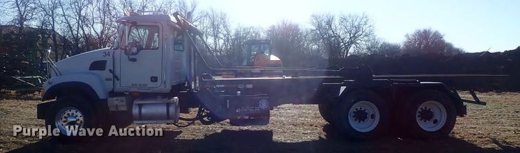 image for item DI7354 2003 Mack CV713  roll-off container truck