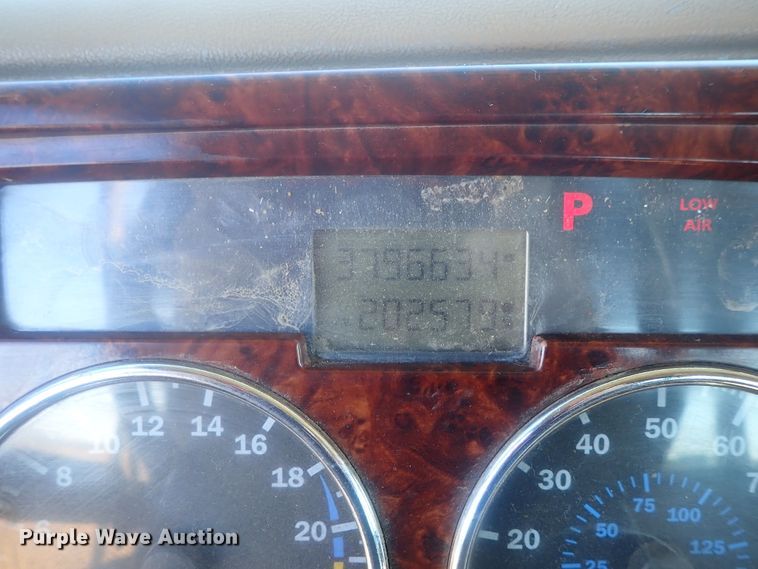 image for item DI7354 2003 Mack CV713  roll-off container truck