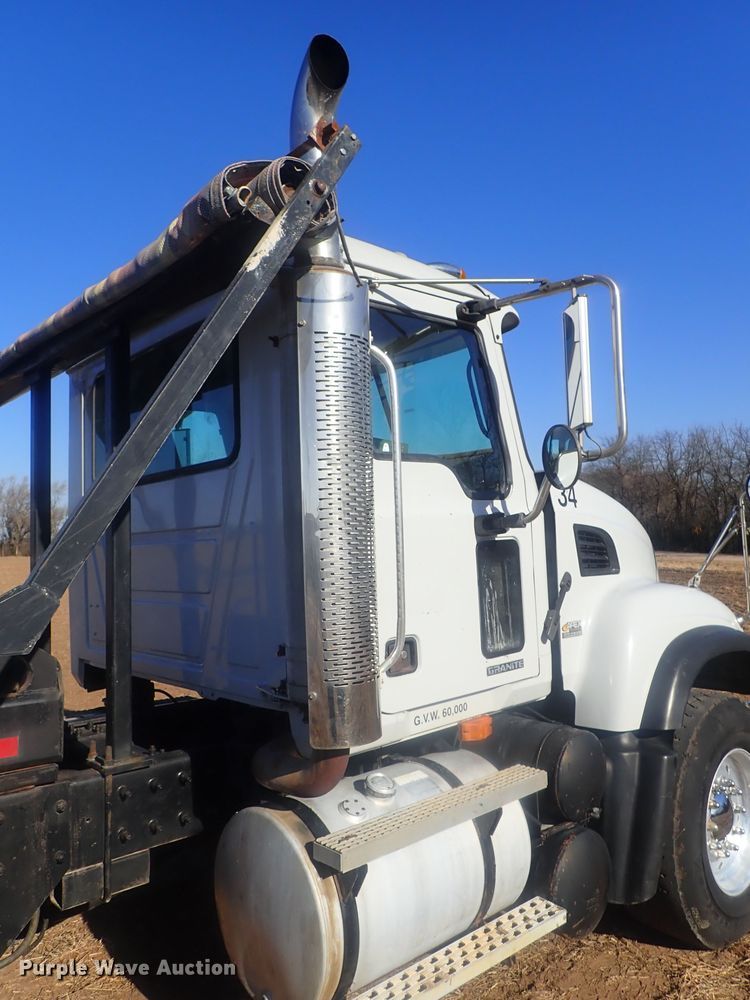 image for item DI7354 2003 Mack CV713  roll-off container truck