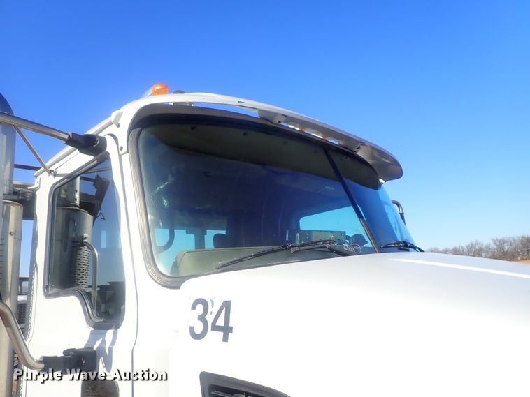 image for item DI7354 2003 Mack CV713  roll-off container truck