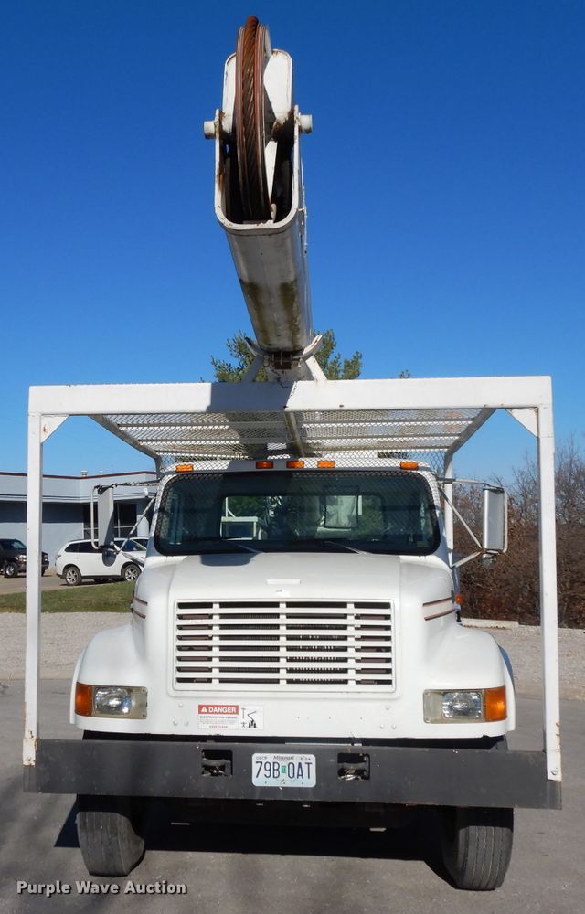 image for item DI8089 1999 International 4700  bucket truck