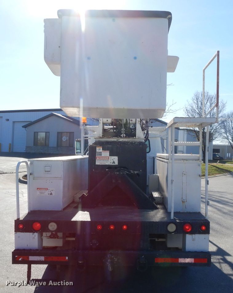 image for item DI8089 1999 International 4700  bucket truck