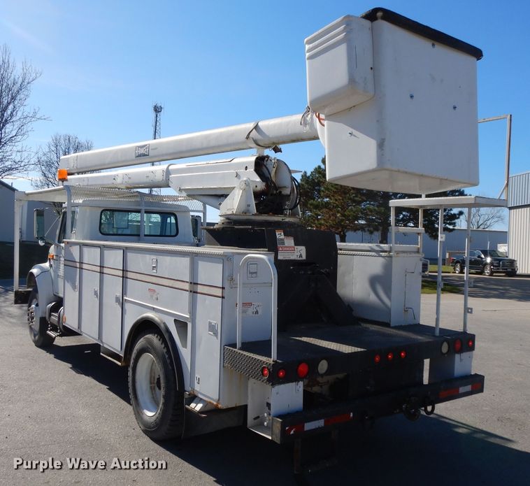 image for item DI8089 1999 International 4700  bucket truck