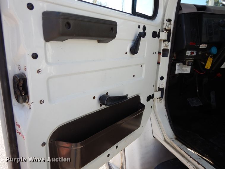 image for item DI8089 1999 International 4700  bucket truck