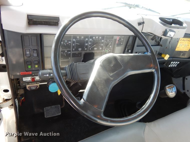 image for item DI8089 1999 International 4700  bucket truck