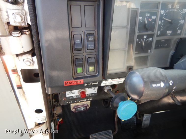 image for item DI8089 1999 International 4700  bucket truck