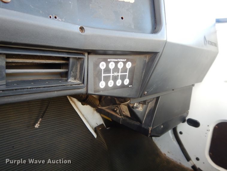 image for item DI8089 1999 International 4700  bucket truck