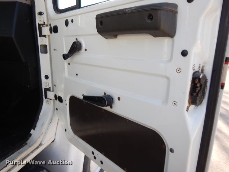 image for item DI8089 1999 International 4700  bucket truck