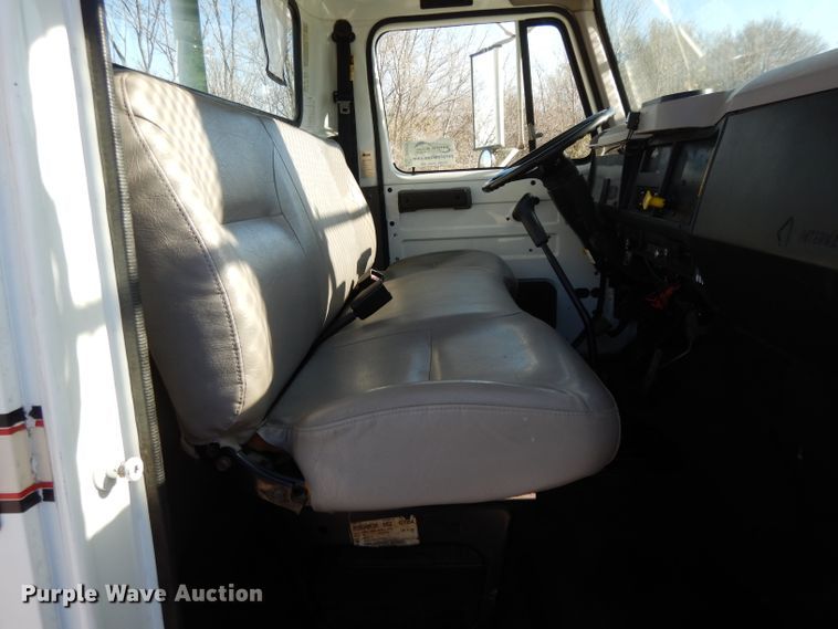 image for item DI8089 1999 International 4700  bucket truck