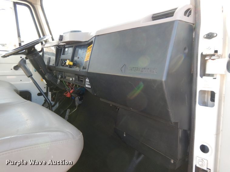 image for item DI8089 1999 International 4700  bucket truck