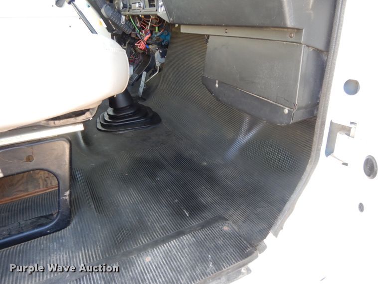 image for item DI8089 1999 International 4700  bucket truck