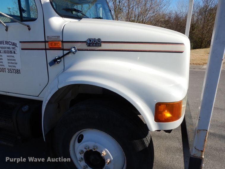image for item DI8089 1999 International 4700  bucket truck