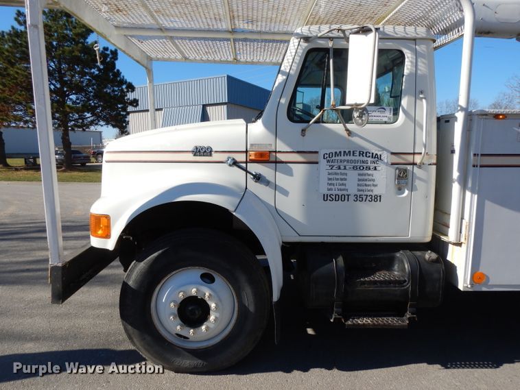 image for item DI8089 1999 International 4700  bucket truck