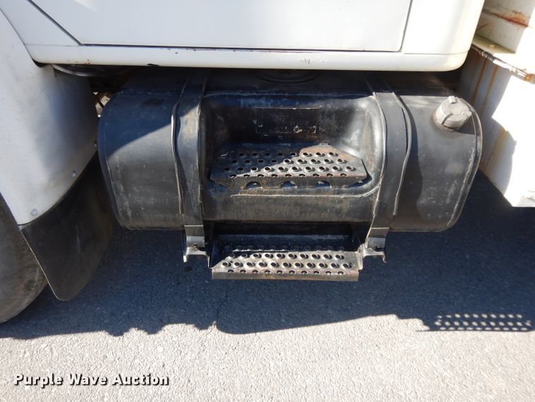 image for item DI8089 1999 International 4700  bucket truck