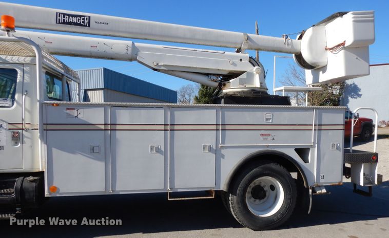 image for item DI8089 1999 International 4700  bucket truck