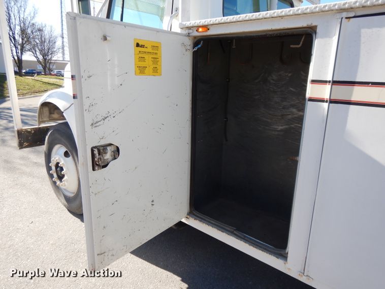 image for item DI8089 1999 International 4700  bucket truck