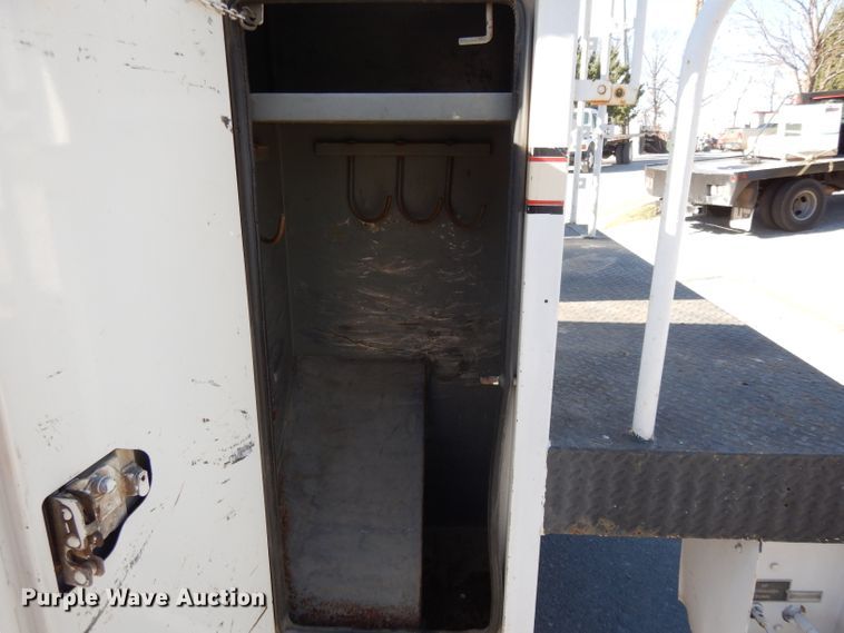 image for item DI8089 1999 International 4700  bucket truck