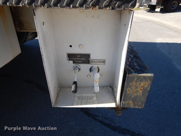 image for item DI8089 1999 International 4700  bucket truck