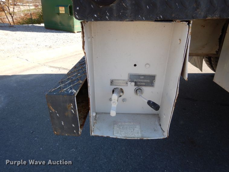 image for item DI8089 1999 International 4700  bucket truck