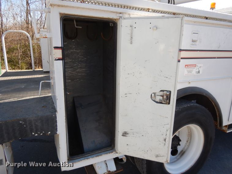 image for item DI8089 1999 International 4700  bucket truck