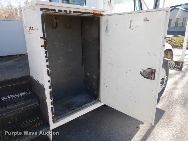 image for item DI8089 1999 International 4700  bucket truck