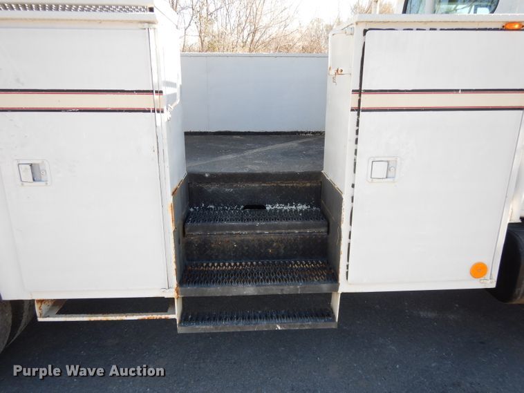 image for item DI8089 1999 International 4700  bucket truck