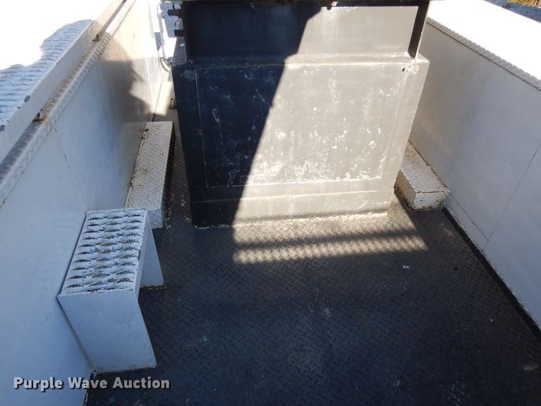 image for item DI8089 1999 International 4700  bucket truck