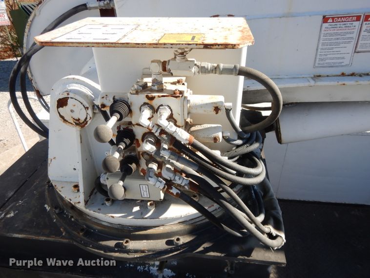 image for item DI8089 1999 International 4700  bucket truck