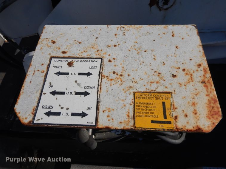 image for item DI8089 1999 International 4700  bucket truck