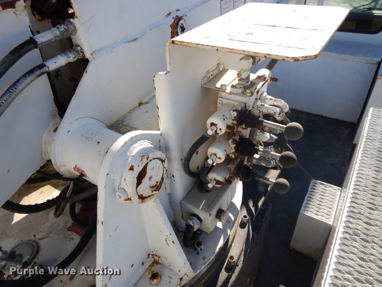 image for item DI8089 1999 International 4700  bucket truck