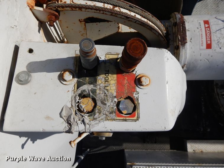 image for item DI8089 1999 International 4700  bucket truck