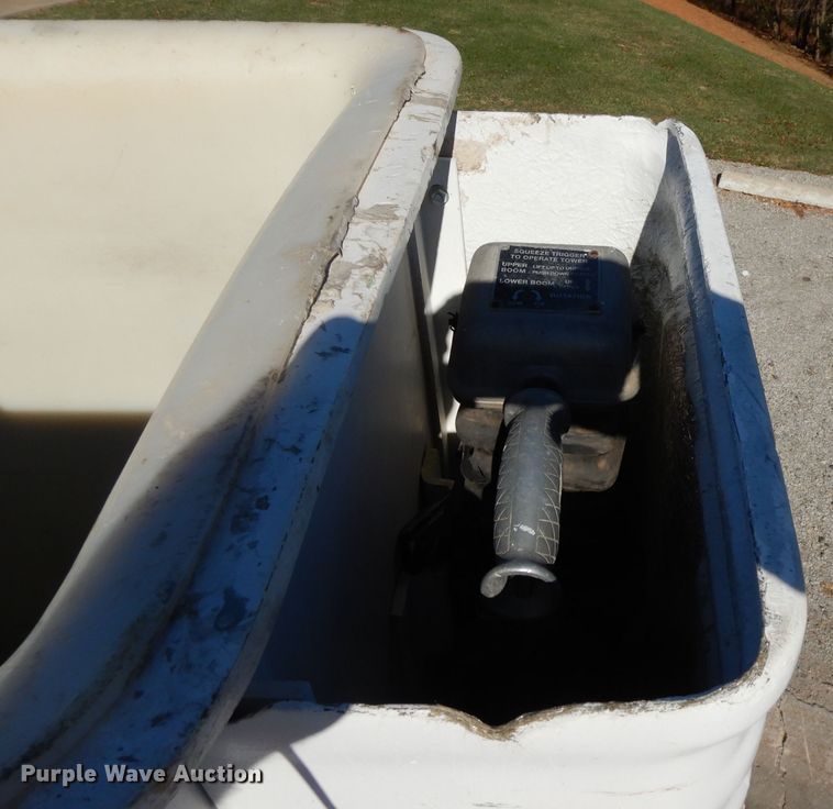 image for item DI8089 1999 International 4700  bucket truck