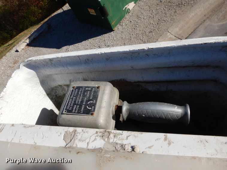 image for item DI8089 1999 International 4700  bucket truck