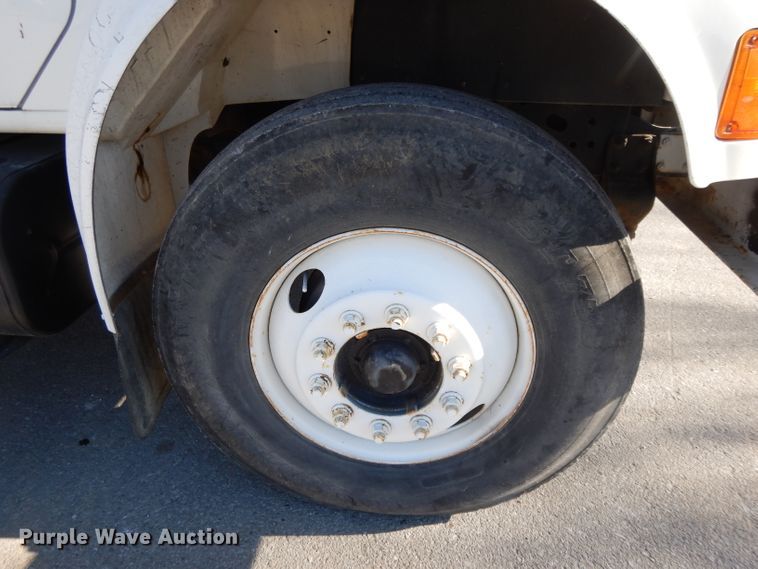 image for item DI8089 1999 International 4700  bucket truck