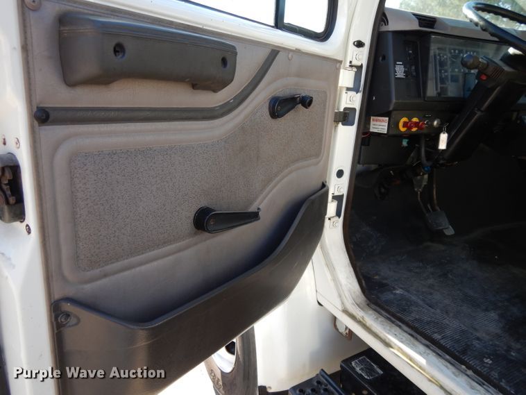 image for item DI8090 2000 International 4700  flatbed truck