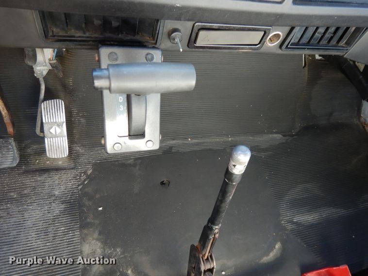 image for item DI8090 2000 International 4700  flatbed truck