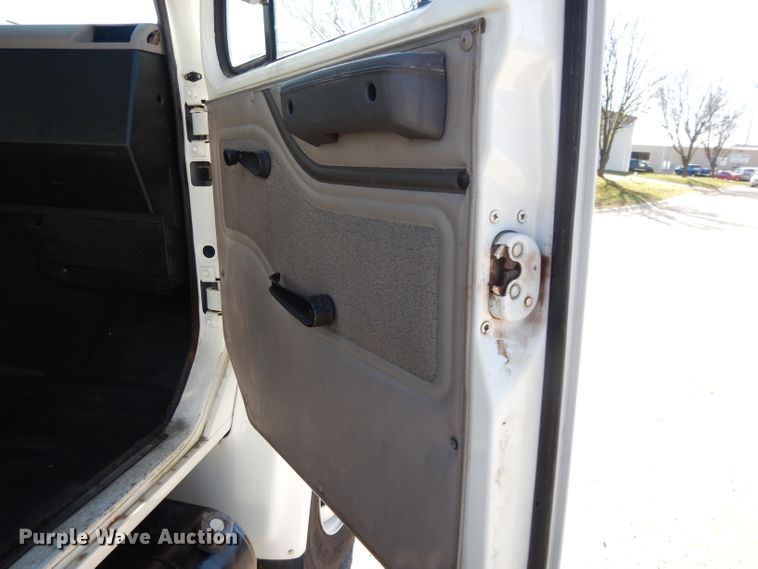 image for item DI8090 2000 International 4700  flatbed truck