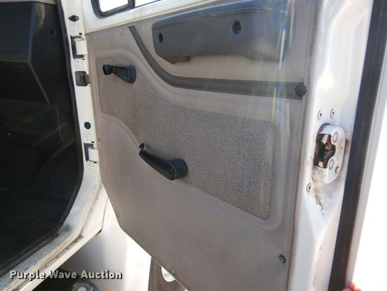 image for item DI8090 2000 International 4700  flatbed truck