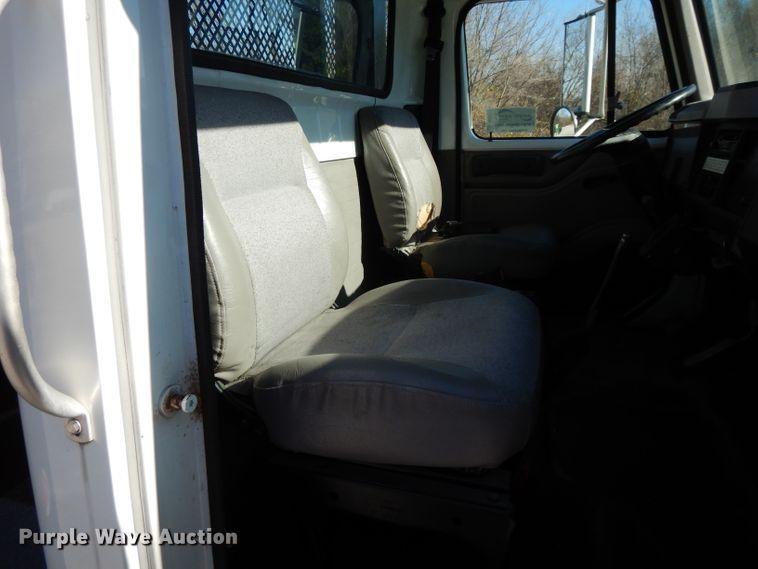 image for item DI8090 2000 International 4700  flatbed truck