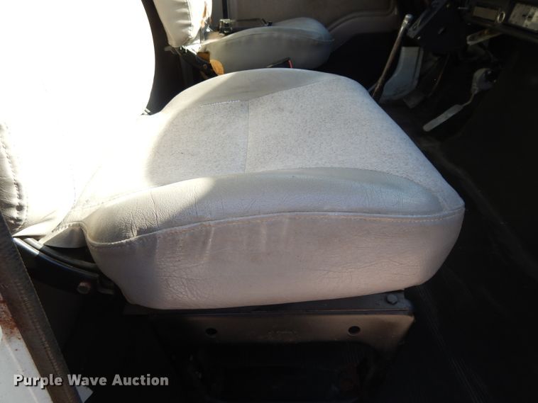 image for item DI8090 2000 International 4700  flatbed truck