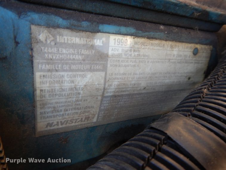 image for item DI8090 2000 International 4700  flatbed truck