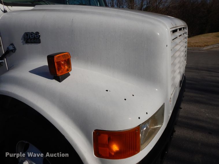 image for item DI8090 2000 International 4700  flatbed truck